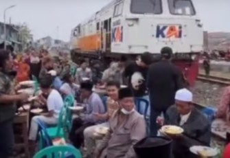 KAI Daop 8 Surabaya Sesalkan Kegiatan Hajatan Lamaran di Sekitar Jalur Rel Kereta Api