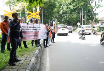 KAI Daop 8 Surabaya dan KAI Properti Gencarkan Sosialisasi Keselamatan di Perlintasan Sebidang Jelang Nataru 2025/2026