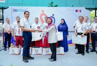 KAI Divre III Palembang Salurkan program TJSL (Sumber: PT KAI Divre III Palembang)