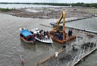 KKP saat Bongkar Pagar Laut Tanpa Izin di Bekasi