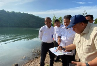 Kolaborasi antara KKP dan KPKP dibuktikan melalui kunjungan kerja Menteri Kelautan dan Perikanan, Sakti Wahyu Trenggono bersama dengan Wakil Menteri Perumahan dan Kawasan Pemukiman, Fahri Hamzah ke sejumlah lokasi di Sumbawa, Rabu (19/2/2025)