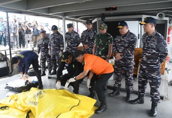 Unsur TNI AL Temukan 1 jenazah Korban KMP Tanu Pratama Jaya