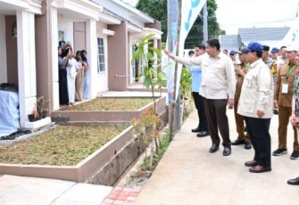 Presiden Prabowo Subianto menghadiri Akad Massal 50.030 Unit Kredit Perumahan Rakyat (KPR) Sejahtera Fasilitas Likuiditas Pembiayaan Perumahan (FLPP) dan Serah Terima Kunci Tahun 2025.