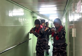 KRI Banda Aceh-593 dan IPAM Marinir saat Latihan VBSS di Laut Jawa