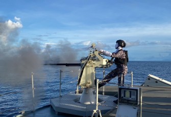 KRI Kapak-625 Latihan Penembakan Meriam di Laut Maluku