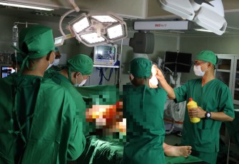 Pelayanan Kesehatan Bagi Korban Bencana Alam di KRI RJW-992