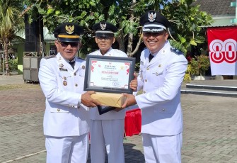 Kades Bantur Nanang Kosim saat menerima Penghargaan.