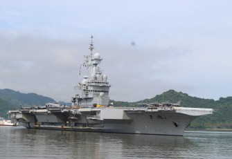 Kapal Perang Asing asal negara Prancis Charles De Gaulle (R91) saat tiba di Pelabuhan Gili mas Desa Labuan Tereng, Lembar, Lombok Barat, Nusa Tenggara Barat (NTB), Selasa (28/01). 
