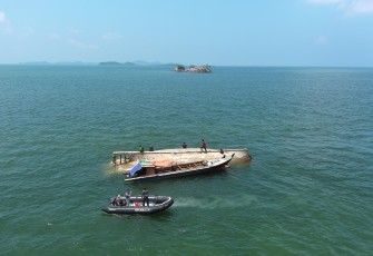 Bakamla RI saat Evakuasi KM Aneka Jaya Terbalik di Perairan Pulau Cucu Petong