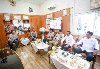 Kapolda Kepri Irjen Pol Asep Safrudin, S.I.K., M.H., beserta istri, Detta Asep Safrudin, saat melakukan kunjungan kerja di Polresta Tanjungpinang, Sabtu (16/8/2025).
