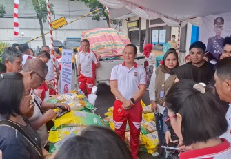 Kapolres Bitung AKBP Albert Zai saat memantau pasar murah.
