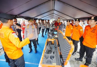 Kapolri Jenderal Listyo Sigit saat melakukan pengecekan langsung kesiapsiagaan tanggap bencana Provinsi Daerah Istimewa Yogyakarta di Satbrimobda Polda DIY.