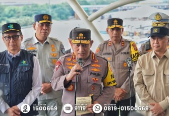 Kapolri Jenderal Listyo Sigit Prabowo didampingi Kakorlantas Polri Irjen Pol Agus Suryonugroho bersama Menteri Perhubungan, Dudy Purwagandhi dan Menteri Kesehatan, Budi Gunadi Sadikin, Minggu (6/4/2025)