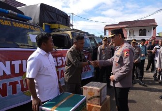 Kapolri menyerahkan secara simbolik delapan truk bantuan ‘Polri untuk Masyarakat’