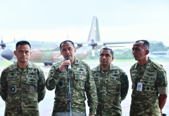 Kapuspen TNI Mayjen TNI (Mar) Freddy Ardianzah didampingi Kadispenal Laksma TNI Tunggul serta perwakilan Dinas Penerangan TNI AD dan TNI AU dalam keterangan pers di Lanud Halim Perdanakusuma, Jakarta Timur, Sabtu (5/12/2025).