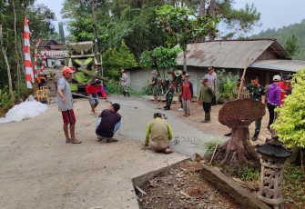 Satgas TNI Manunggal Membangun Desa (TMMD) ke-123 Kodim 0807/Tulungagung bersama warga masyarakat terus bergotong royong dalam pengerjaan rabat jalan beton sepanjang 1.005 meter di Desa Nglurup, Kecamatan Sendang, Kabupaten Tulungagung, Jawa Timur, Jumat (21/02/2025)