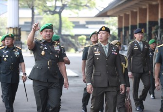 Kasad Sambut Hangat Kunjungan Kehormatan Kasad Singapura