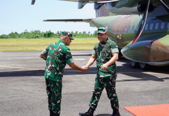 Kasad saat tiba di Bandara Fatmawati Soekarno dan disambut hangat Danrem 041/Gamas Brigadir Jenderal TNI Rachmad Zulkarnaen, S.I.P. 
