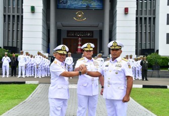 Kepala Staf Angkatan Laut (Kasal) Laksamana TNI Dr. Muhammad Ali memimpin Upacara Serah Terima Jabatan Komandan Sekolah dan Staf Komando Angkatan Laut (Danseskoal) bertempat di Lapangan Laut Jawa Seskoal, Cipulir, Jakarta Selatan, Rabu (26/2)
