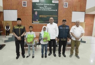 Sekretaris Jenderal Kementerian Sosial, Robben Rico saat berdialog dengan calon siswa dan orangtua siswa Sekolah Rakyat di Balai Pelatihan Vokasi dan Produktivitas Kendari, Sulawesi Tenggara, Jumat (27/6/2025).