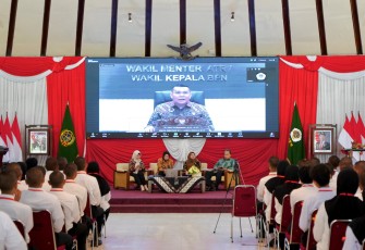 Wamen ATR/Waka BPN, Ossy Dermawan saat memberikan pembekalan sekaligus menutup kegiatan Pengenalan Kehidupan Kampus bagi Taruna Baru (PKKTB) Prodi Diploma IV Pertanahan Tahun 2025, Kamis (11/09/2025).