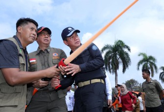 Kepala BNPB Letjen TNI Dr. Suharyanto S.Sos., M.M., bersama Menteri Lingkungan Hidup Hanif Faisol dan Gubernur Sumsel Herman Deru meninjau peralatan pemadaman karhutla yang digelar dalam Apel Kesiapsiagaan dan Simulasi Penanganan Karhutla Provinsi Sumatera Selatan, Griya Agung, Kota Palembang, Selasa (29/7).