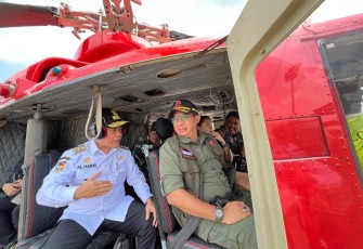 Kepala BNPB Letjen TNI Dr. Suharyanto S.Sos., M.M., bersama Menteri Lingkungan Hidup Hanif Faisol, Kepala BMKG Prof. Ir. Dwikorita Karnawati, M.Sc., Ph.D dan Gubernur Jambi Dr. Al Haris, S.Sos, MH melakukan tinjauan udara lokasi titik api di Desa Gambut Jaya, Kecamatan Sungai Gelam, Kabupaten Muaro Jambi, Provinsi Jambi, pada Rabu (30/7).