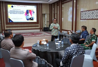 Kepala BSKDN Yusharto Huntoyungo saat memberikan sambutan dalam kegiatan asistensi bersama jajaran Pemerintah Provinsi Jambi, Forum Koordinasi Pimpinan Daerah (Forkopimda), serta perwakilan masyarakat di Rumah Dinas Bupati Muaro Jambi pada Kamis, 11 September 2025.