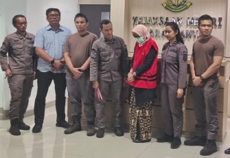 Kepala Dinkes Karanganyar, P,  mengenakan rompi tahanan saat berada di Kejari Karanganyar, Kamis (2252025) malam.