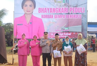 Ketua Bhayangkari Daerah Bengkulu saat Salurkan Bantuan Kemanusiaan bagi Korban Gempa