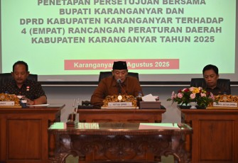 Ketua DPRD Karanganyar, Bagus Selo (tengah), memimpin Rapat Paripurna ke-17 Masa Sidang III Tahun 2025, pada Selasa (19/18/2025).