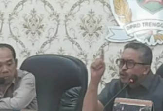 Ketua Komisi IV DPRD Kabupaten Trenggalek Sukarodin, saat memimpin rapat dengar pendapat dengan wali murid SD dan SMP di Aula DPRD setempat.