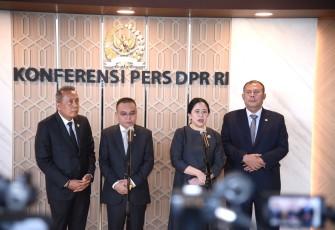 Ketua DPR RI Puan Maharani saat memberikan keterangan pers di Jakarta, Kamis (23/10)