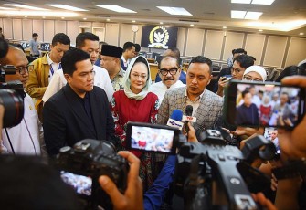Ketua Komisi XIII Willy Aditya usai rapat dengan Wamenpora Taufik Hidayat, Ketua Umum PSSI Erick Thohir, Wakil Ketua Umum PSSI Zainudin Amali, serta Dirjen Administrasi Hukum Umum Kemenkumham RI Widodo, di Ruang Rapat Kerja Komisi XIII, Gedung Nusantara II, DPR RI, Rabu (5/3/2025)
