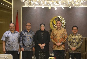 Ketua Komisi XII DPR RI, Bambang Patijaya dalam agenda resmi Komisi XII DPR RI saat menerima kunjungan kehormatan Dubes Indonesia untuk Kuwait, Lena Maryana di Ruang Delegasi, Gedung Nusantara III DPR RI, Senayan, Jakarta, Selasa (7/1/2025)