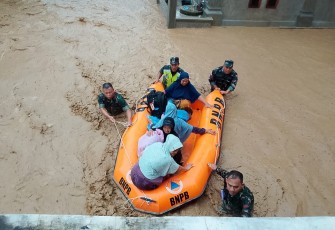 NI Bantu Evakuasi dan Distribusi Logistik bagi warga terdampak banjir di sejumlah desa di Kabupaten Pidie, Jumat (28/11/2025).