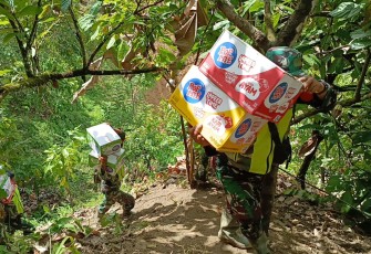 Babinsa mengantarkan bantuan logistik kepada warga terdampak bencana di Desa Rumah Bundar, Kecamatan Ketambe, Kabupaten Aceh Tenggara, Selasa (9/12/2025).