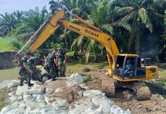 TNI dan Warga Gotong Royong Perkuat Tanggul Pasca Banjir di Langkat