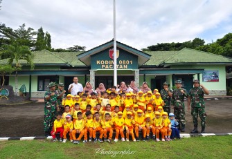 Kodim 0801/Pacitan memberikan Pengenalan Kodim 0801/Pacitan dan melatih Kegiatan Outbound kepada anak anak RA ( Raudhatul Athfal ) Perwanida Sidoharjo sebagai bentuk edukasi dan pengenalan tentang Tentara Nasional Indonesia khususnya Angkatan Darat kepada anak-anak usia dini dilanjutkan dengan kegiatan Outbond bertempat di Jl. Pramuka Gang Hiu, Teleng Sidoharjo, Kec./Kab. Pacitan, Selasa (25/02/2025)