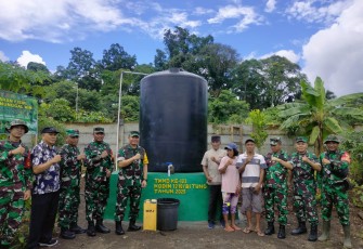 Warga dan lurah Girian Permai bersama tim Wasev Kodam XIII Merdeka di lokasi pembangunan Manunggal Air TMMD Kodim 1310/Bitung