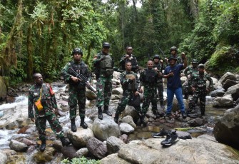 Dandim 1710/Mimika, Letkol Inf M. Slamet Wijaya, S.Sos., M.Han., M.A. memimpin anggota Kodim melaksanakan patroli wilayah, Selasa (18/02/2025)