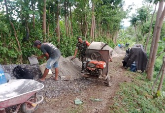 Babinsa Kodim Ponorogo Ikut Kerja Bakti Perbaiki Akses Jalan