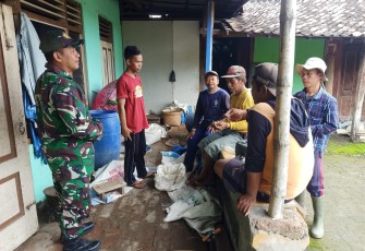 Bintara Pembina Desa (babinsa) Kodim 0802/Ponorogo kepada para petani terus dilakukan termasuk disaat saat masa panen tiba dengan tujuan untuk memastikan tidak ada penyimpangan dalam proses penyerapan gabah (Sergap), Jumat (07/03/2025)