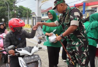 Warga Kodim 1710/Mimika Kembali Bagikan Takjil Gratis Buka Puasa Kepada Masyarakat Pengguna Jalan