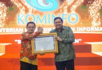 Sekretaris Jenderal Kemkomdigi Ismail saat menerima penghargaan Anugerah Pengawasan Kearsipan Tahun 2024 di Kantor ANRI, Jakarta Selatan, Senin (20/10/2025).