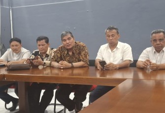 Pengurus Koperasi BAN saat temu pers di Cafe Nusa Dua, Jalan Putri Hijau Medan, Jumat (21/11/2025)