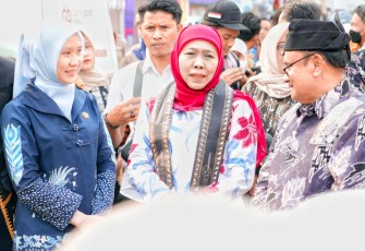 Gubernur Jawa Timur Khofifah Indar Parawansa bersama Menteri Koperasi RI Budi Arie Setiadi menghadiri Puncak Peringatan Hari Koperasi Ke-78 Provinsi Jawa Timur di Stadion Letjend Soedirman, Kabupaten Bojonegoro, Kamis (17/7).