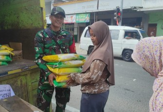 Babinsa Koramil 0801/03 Arjosari saat  Lakukan Pendampingan Kegiatan Gerakan Pangan Murah
