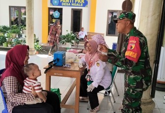 Babinsa Ngale saat Dampingi Pelaksanaan Imunisasi Balita