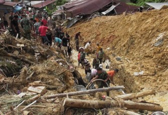 Prajurit Korem 023/KS saat Berjibaku dengan Waktu Bantu Korban Bencana Longsor dan Banjir Bandang